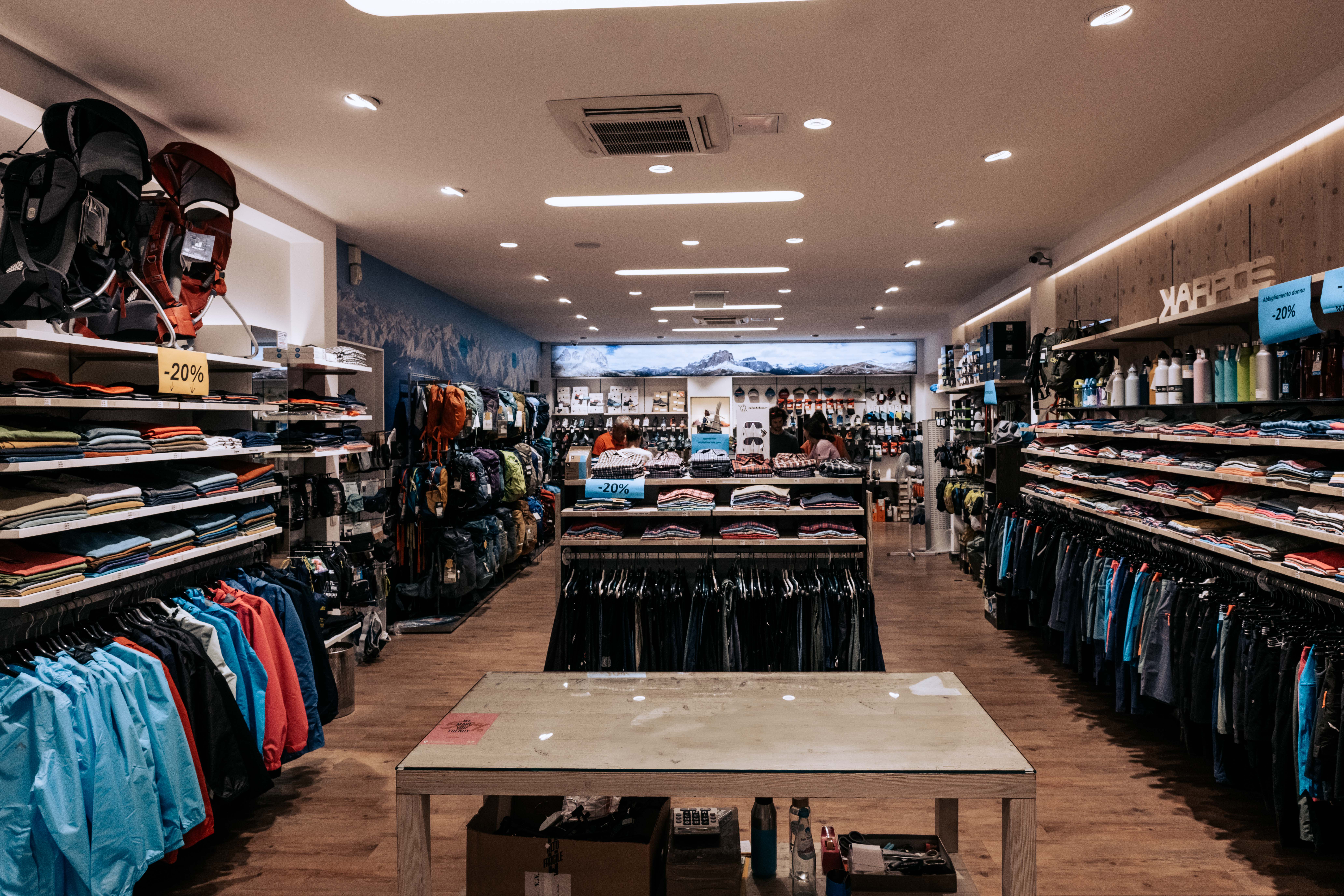 Sportbekleidung auf Kleiderständern im Verkaufsraum
