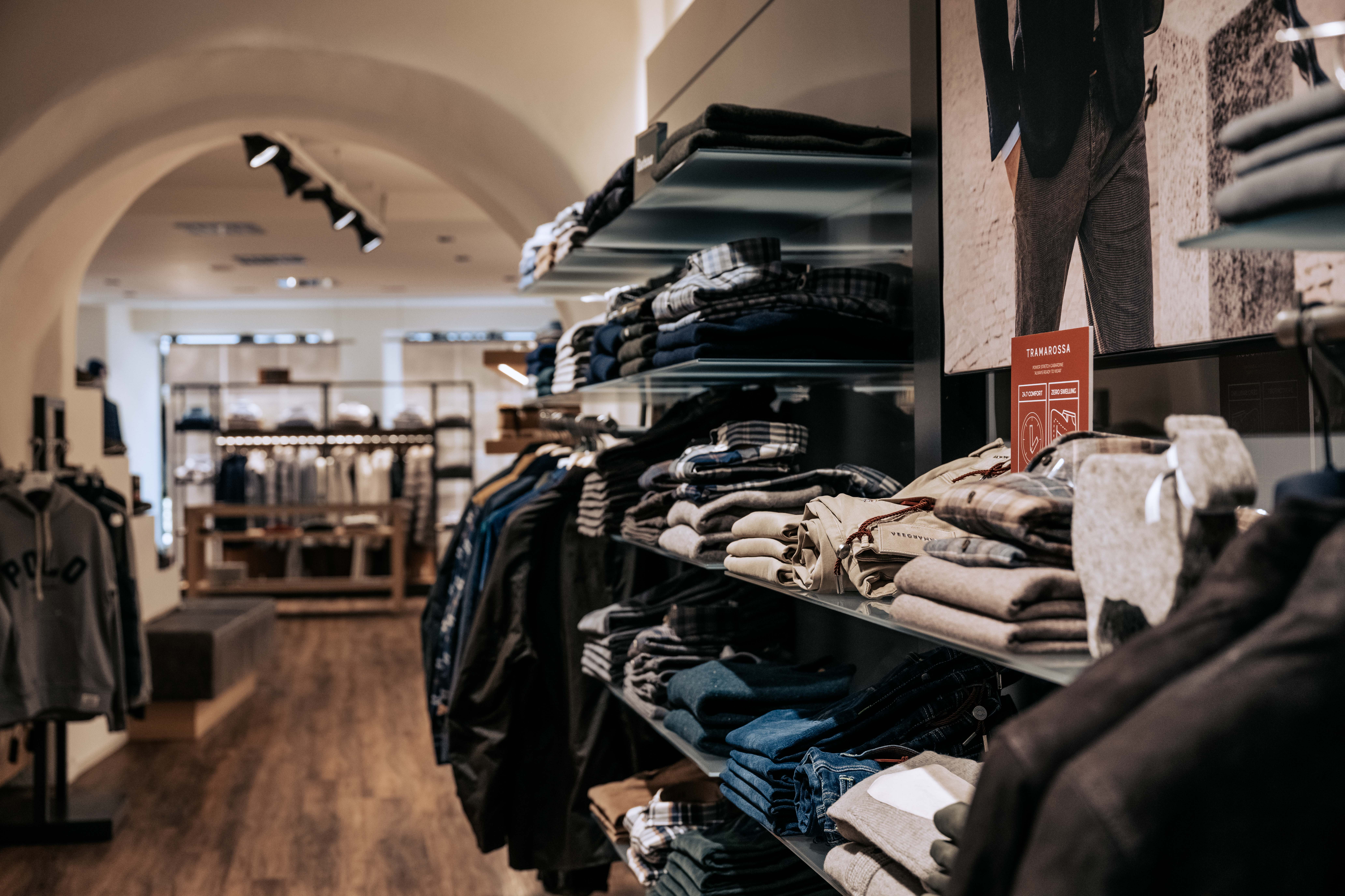 Bekleidung und Schuhe in einem Geschäft mit Gewölbedecke