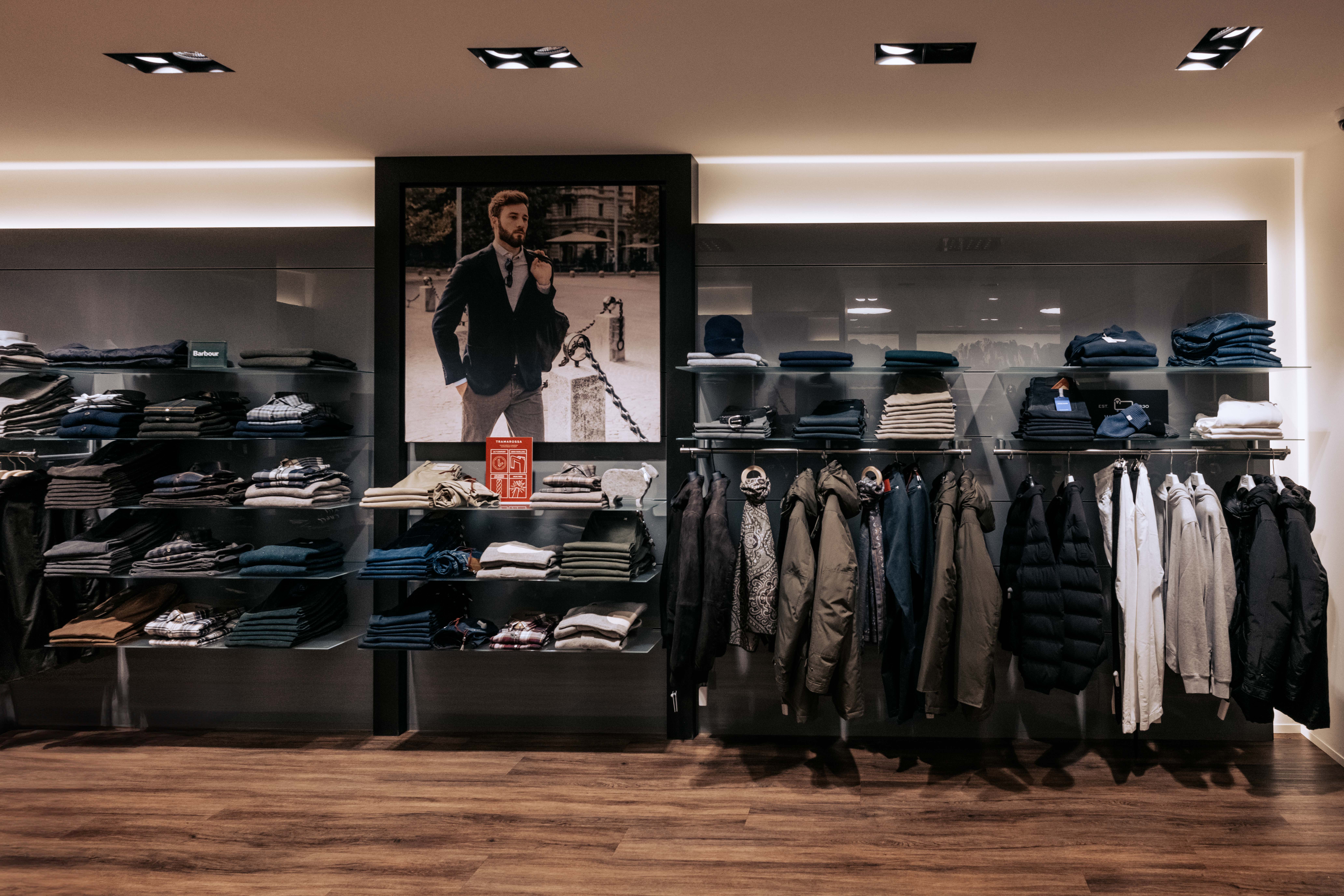 Wandpräsentation mit Jacken und Schuhen