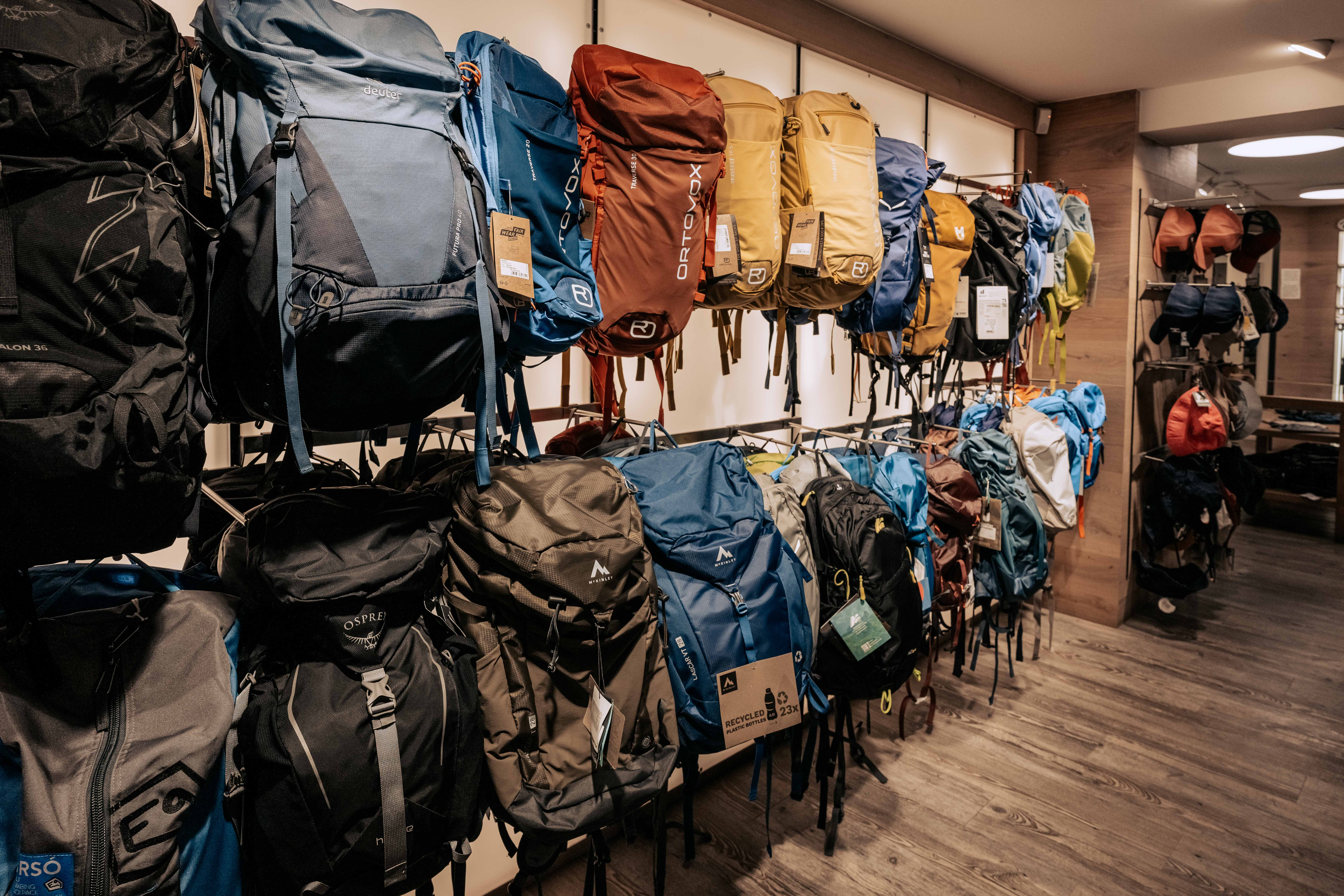 Rucksäcke und Taschen an einer Verkaufswand