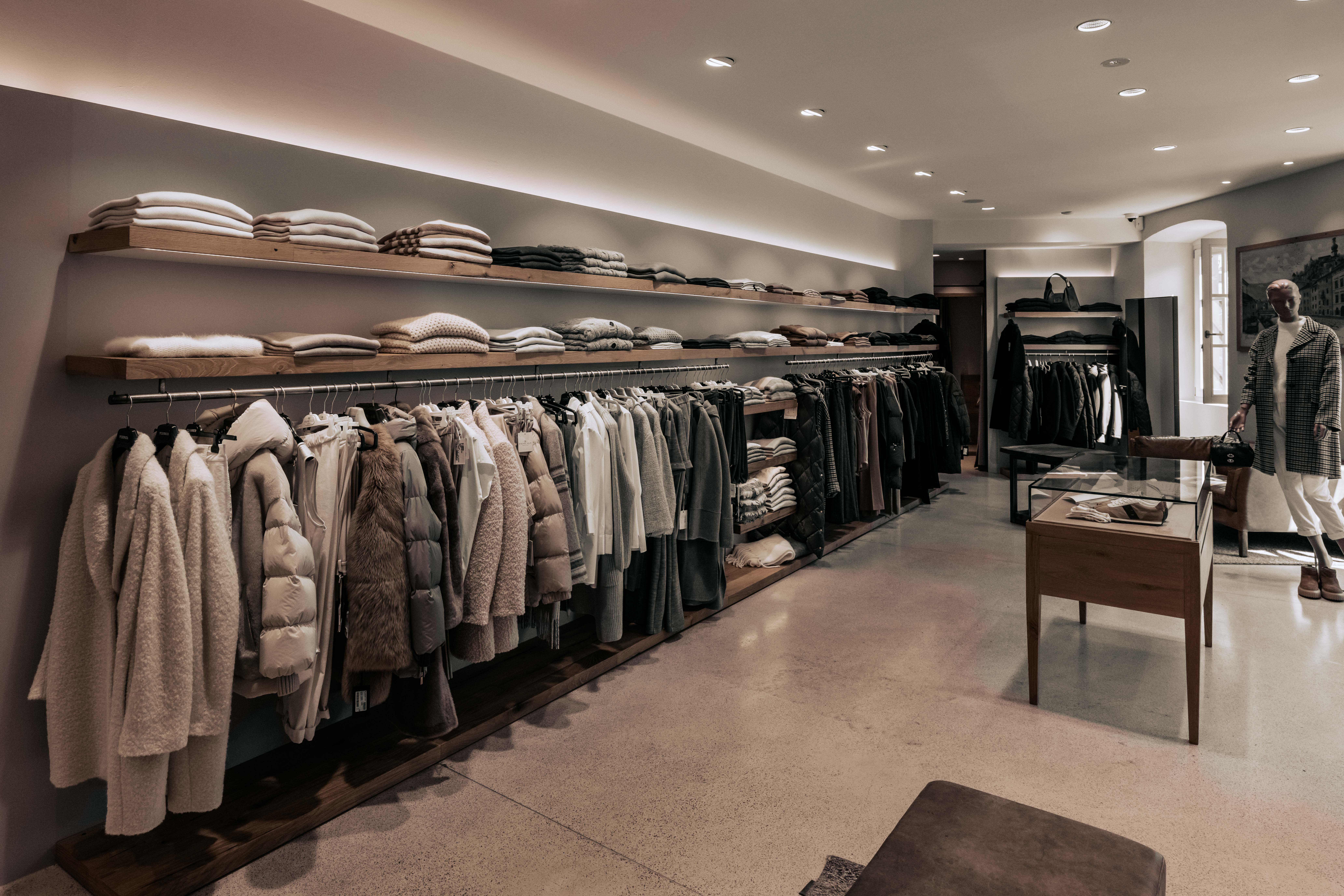 Jacken und Mäntel entlang einer Verkaufswand