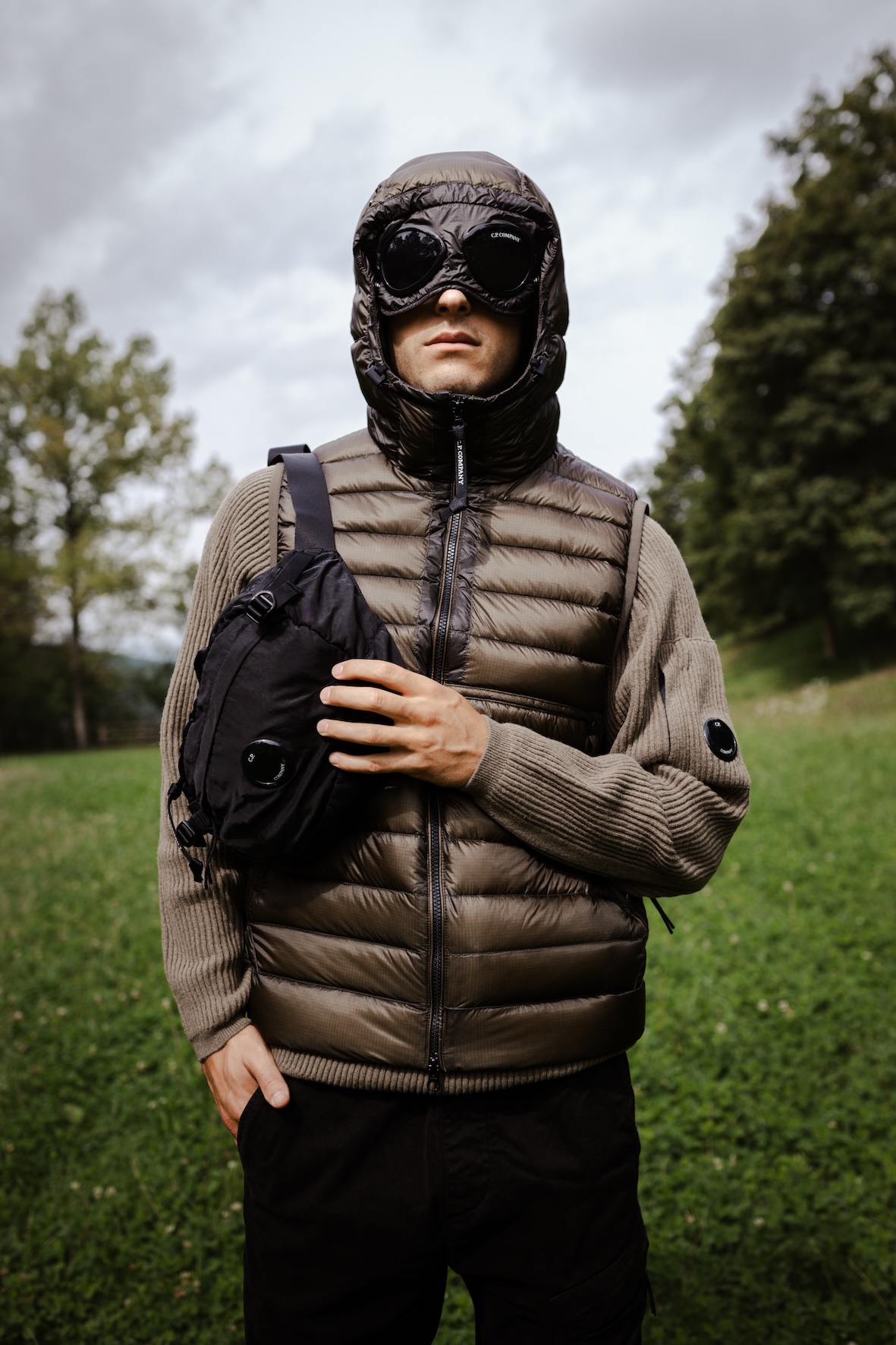 Mann mit Steppweste, Helm und Skibrille