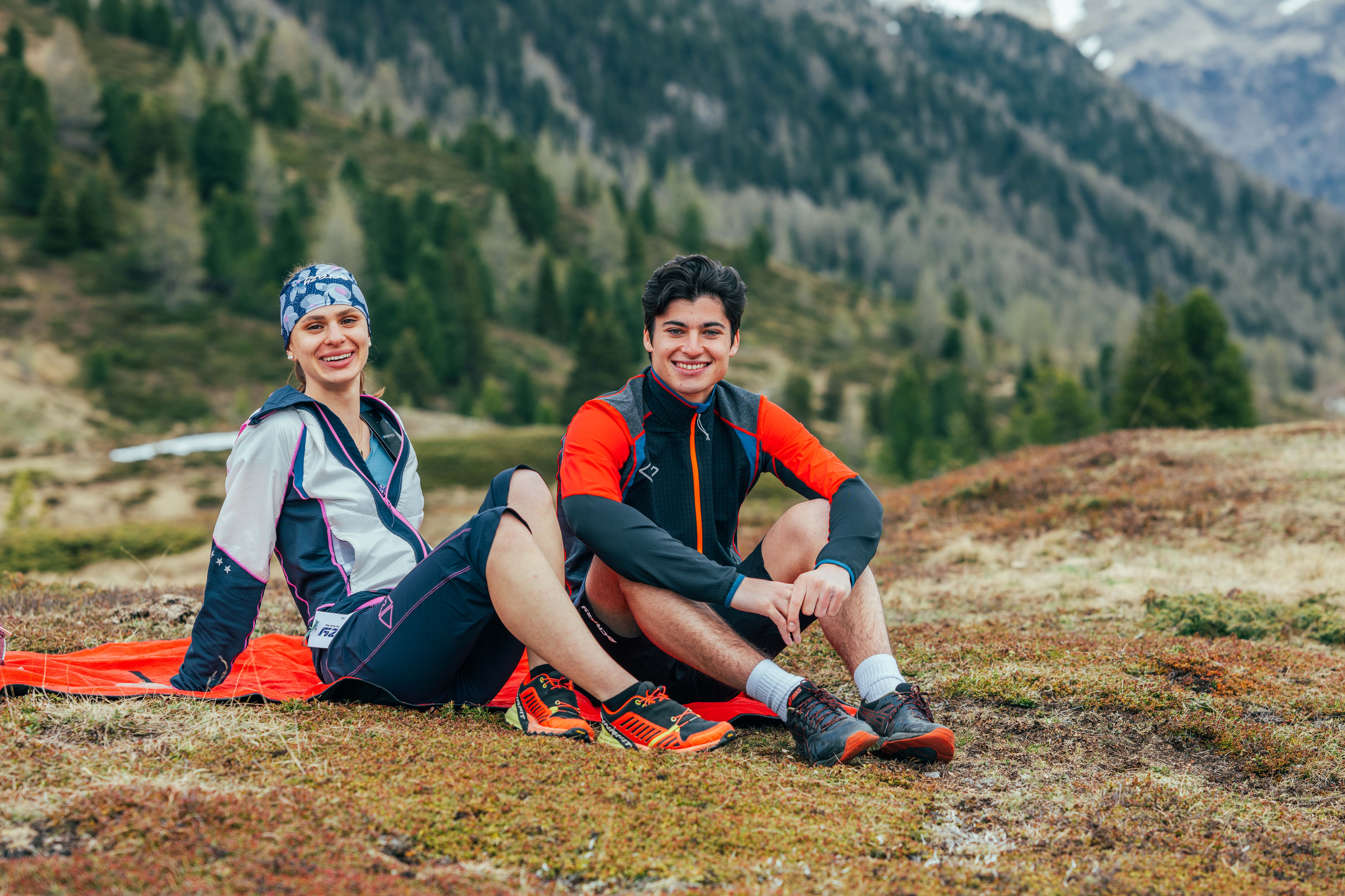Zwei Wanderer bei einer Pause auf einer Wiese