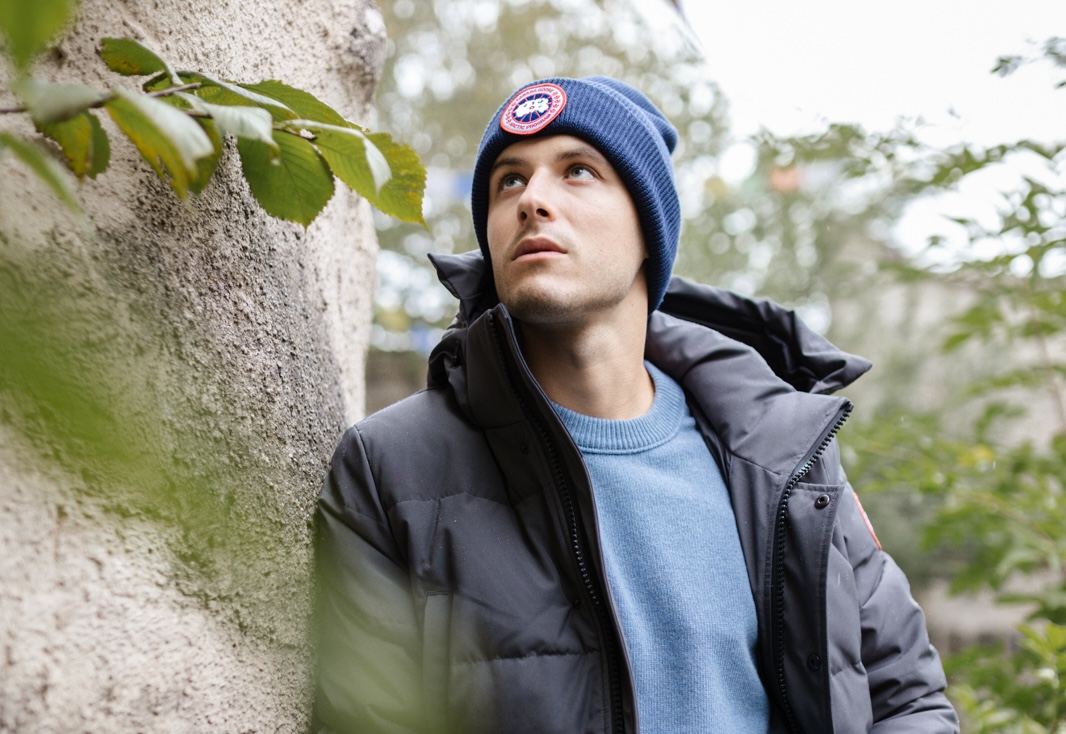 Mann mit dunkler Steppjacke und Strickmütze