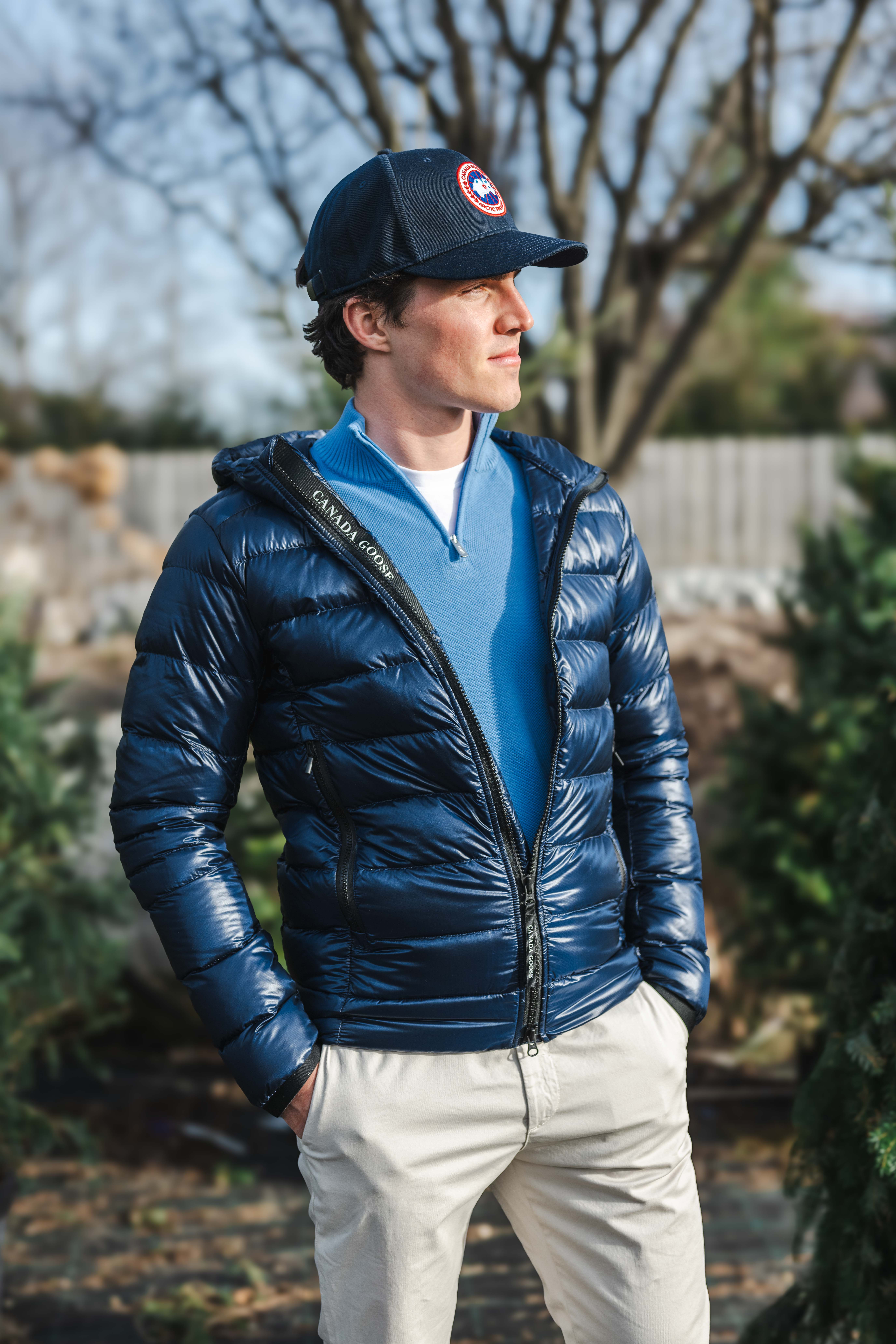 Mann mit blauer Steppjacke und Kappe