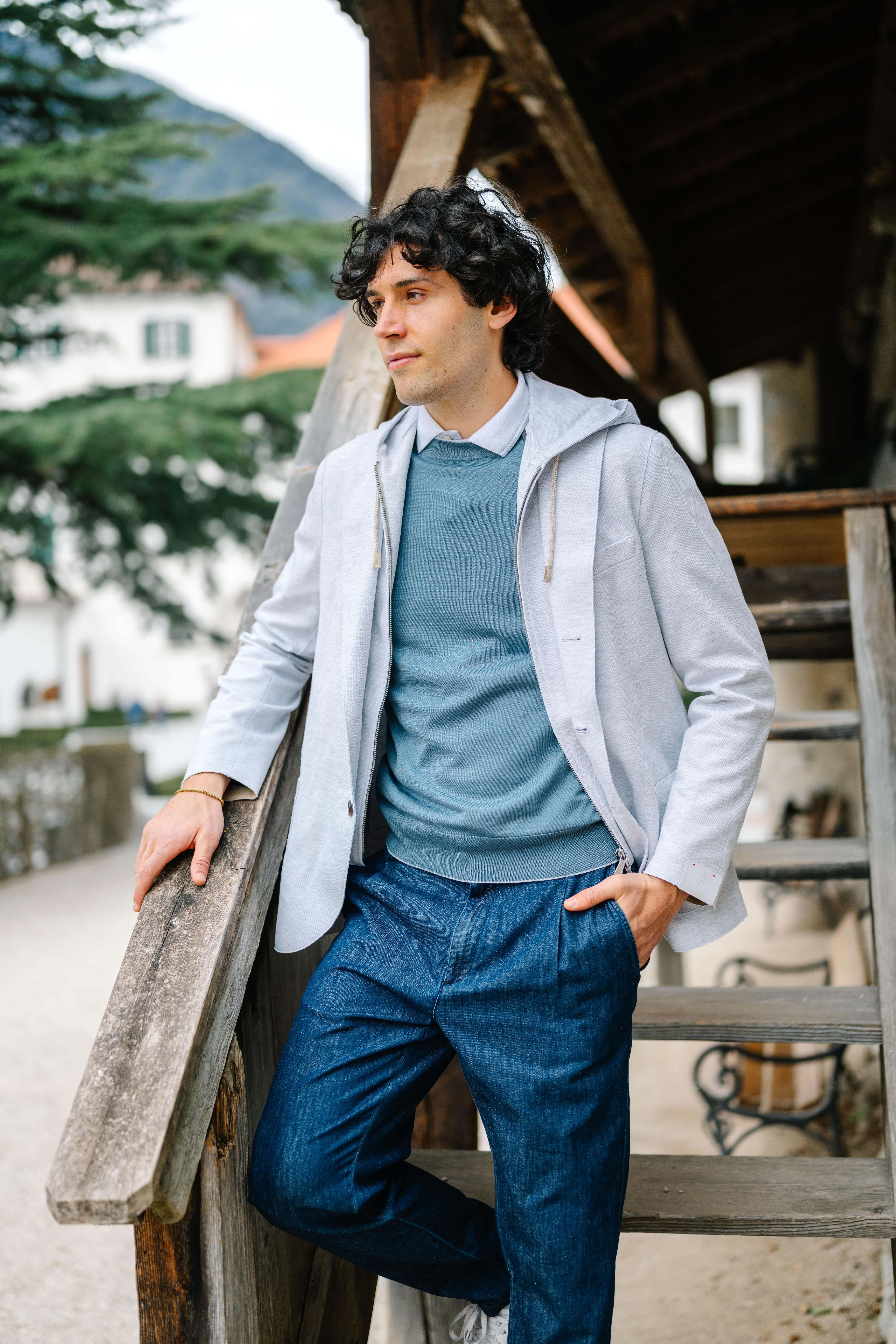 Mann mit heller Jacke und blauer Hose
