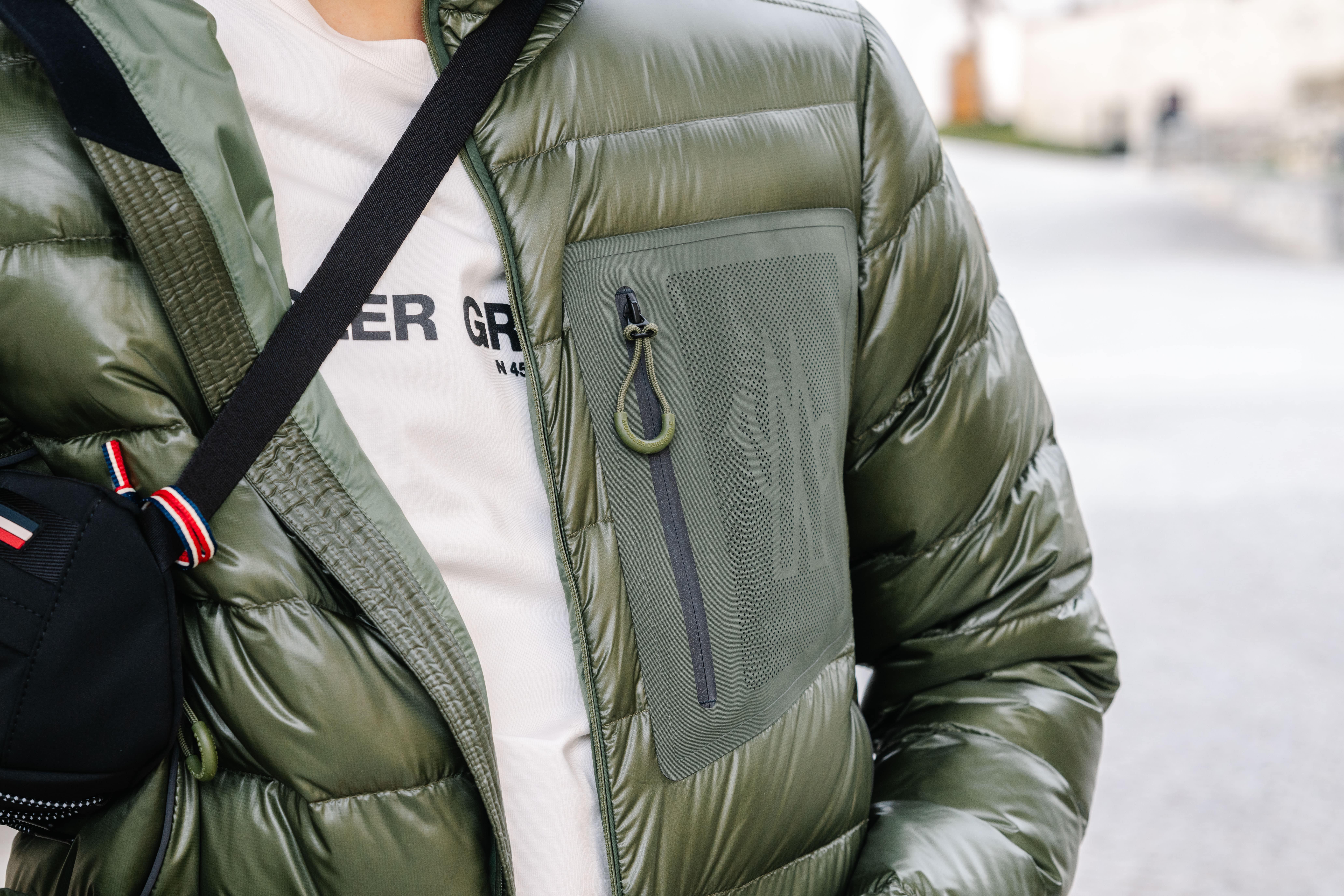 Detail einer olivgrünen Jacke mit Reißverschluss