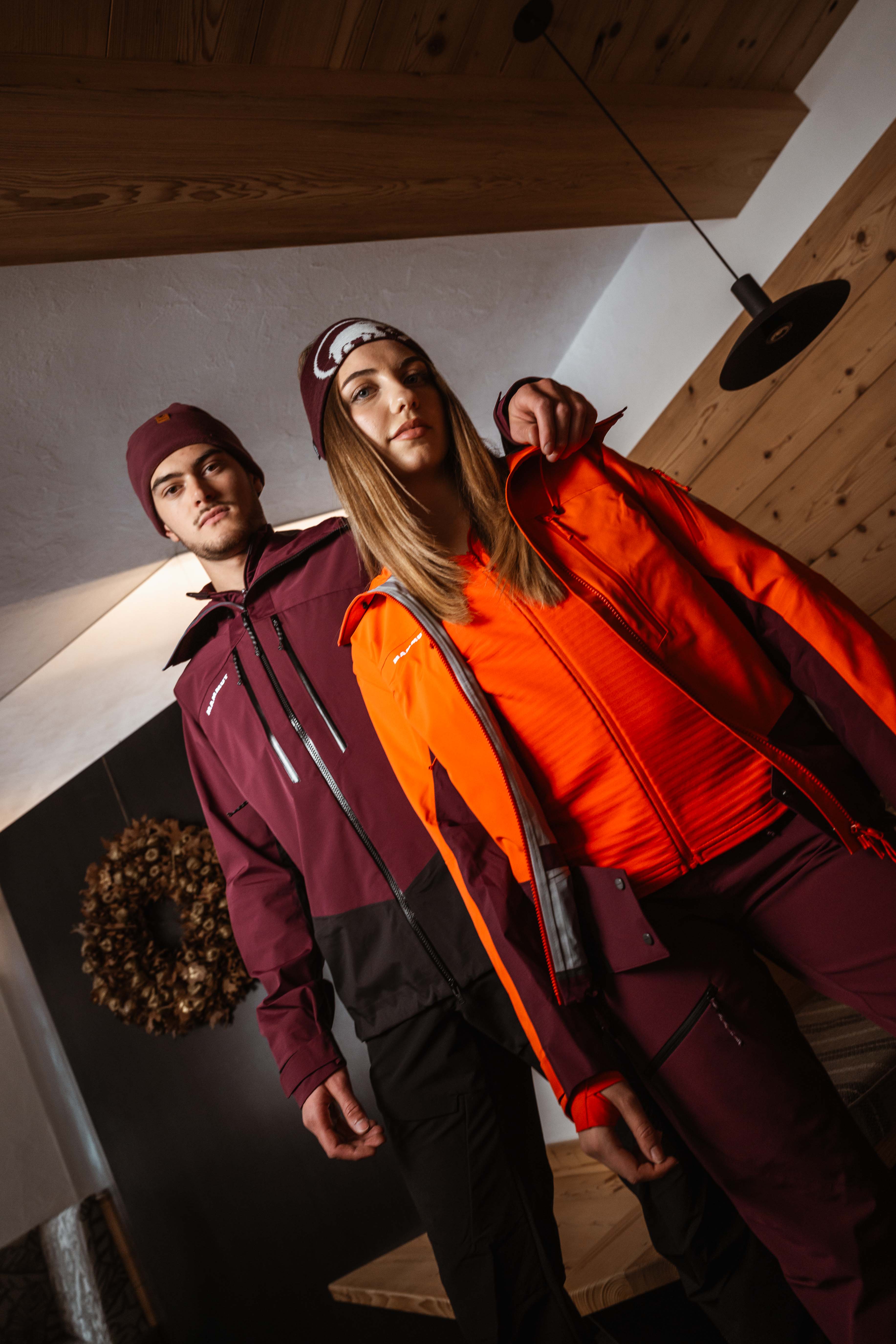Drei Personen mit langen Wintermänteln