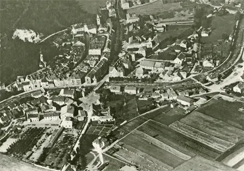 Historische Luftaufnahme von Bruneck