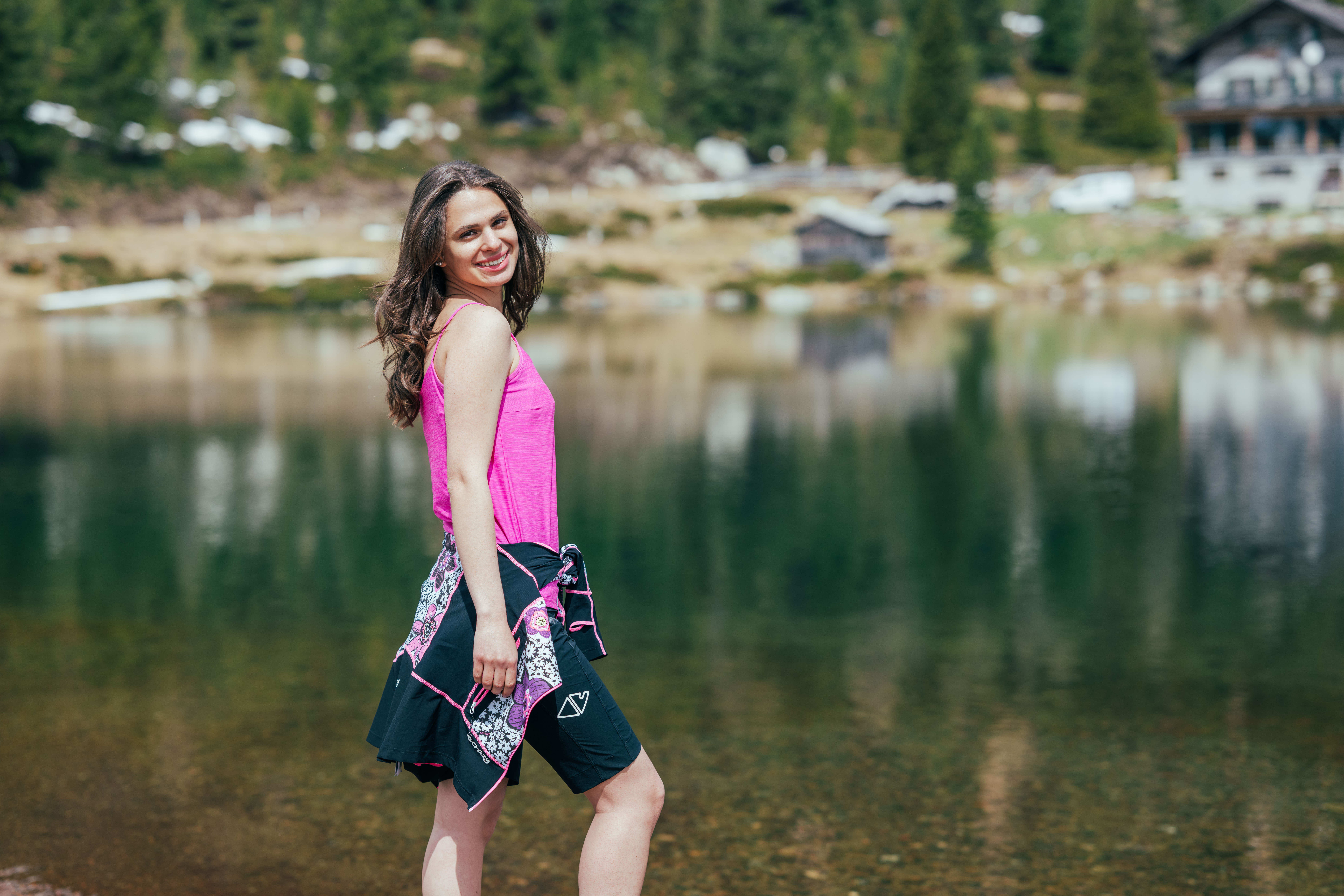 Frau in sportlicher Kleidung am Bergsee