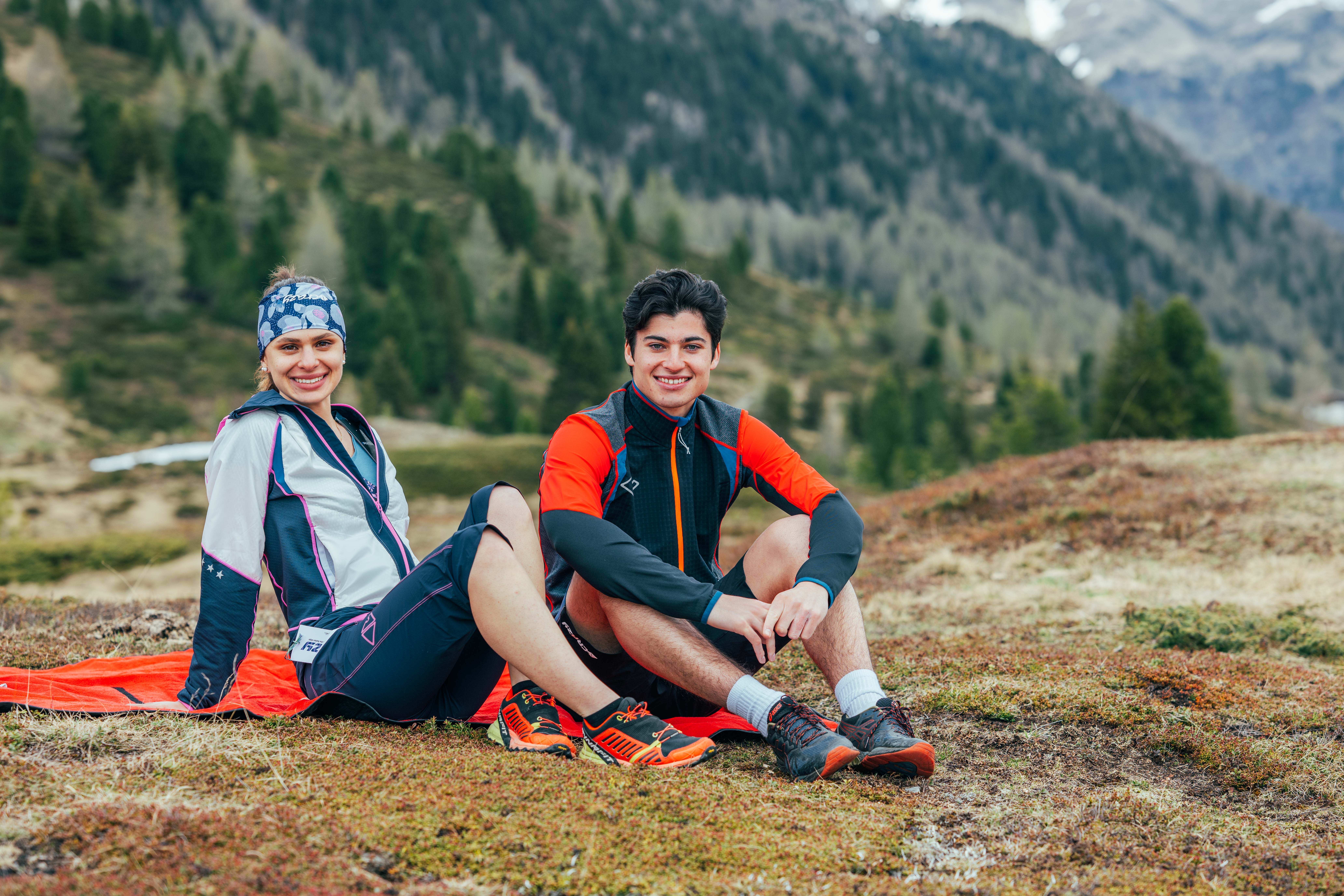 Zwei Wanderer bei einer Pause auf einer Wiese