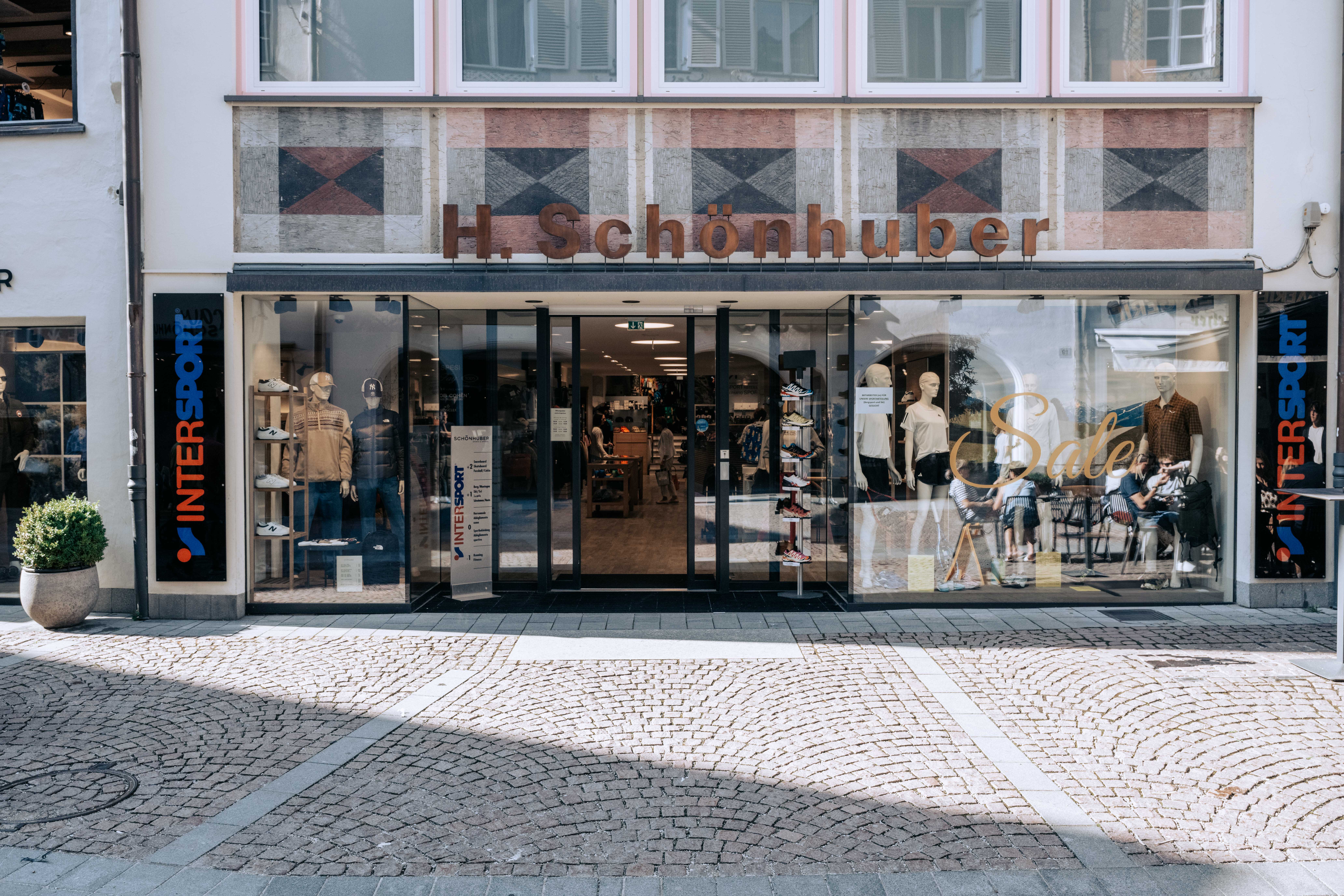 Geschäftsfront von Sport und Herr Schönhuber in der Stadtgasse