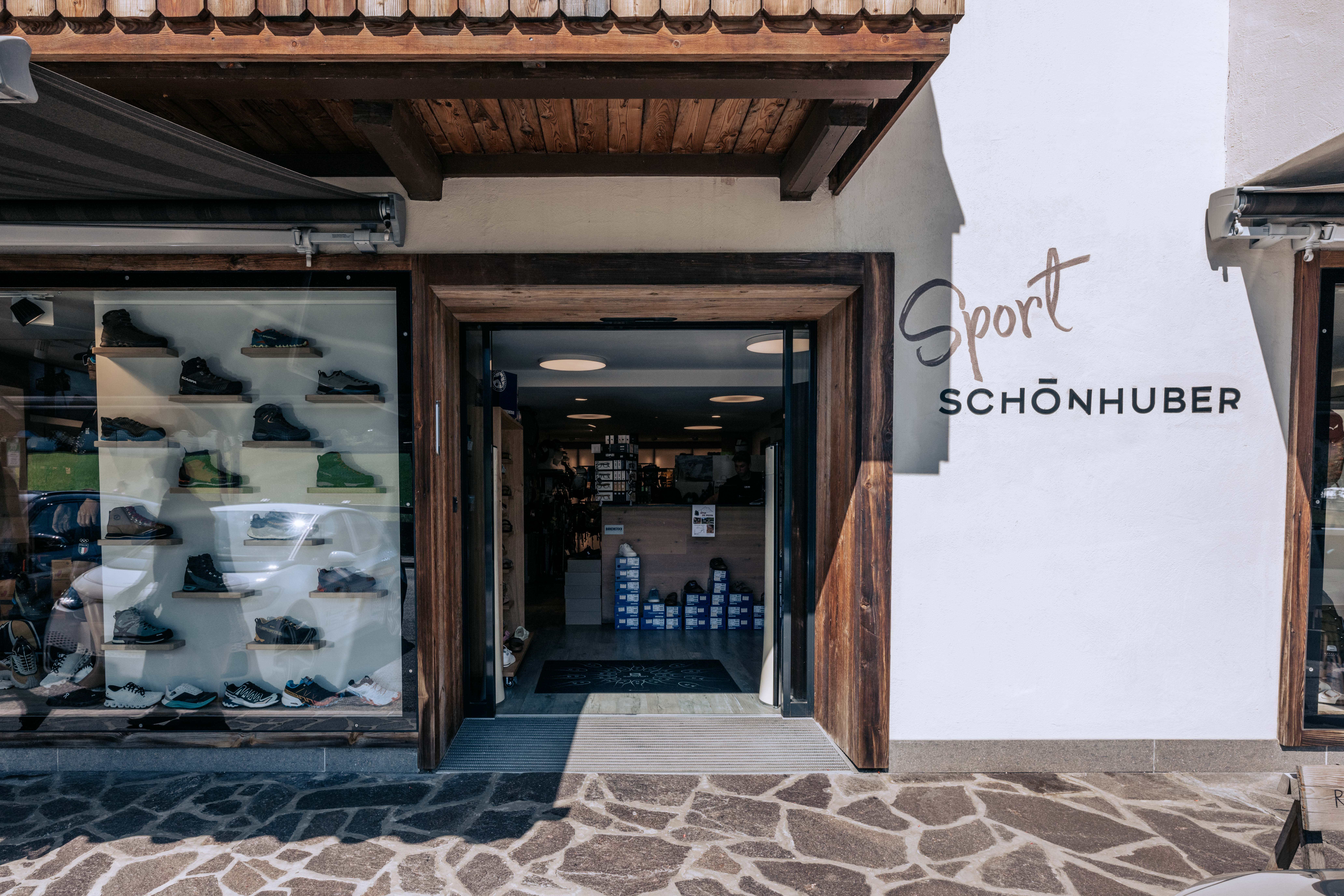 Eingang des Sport Shop Schönhuber in St. Vigil