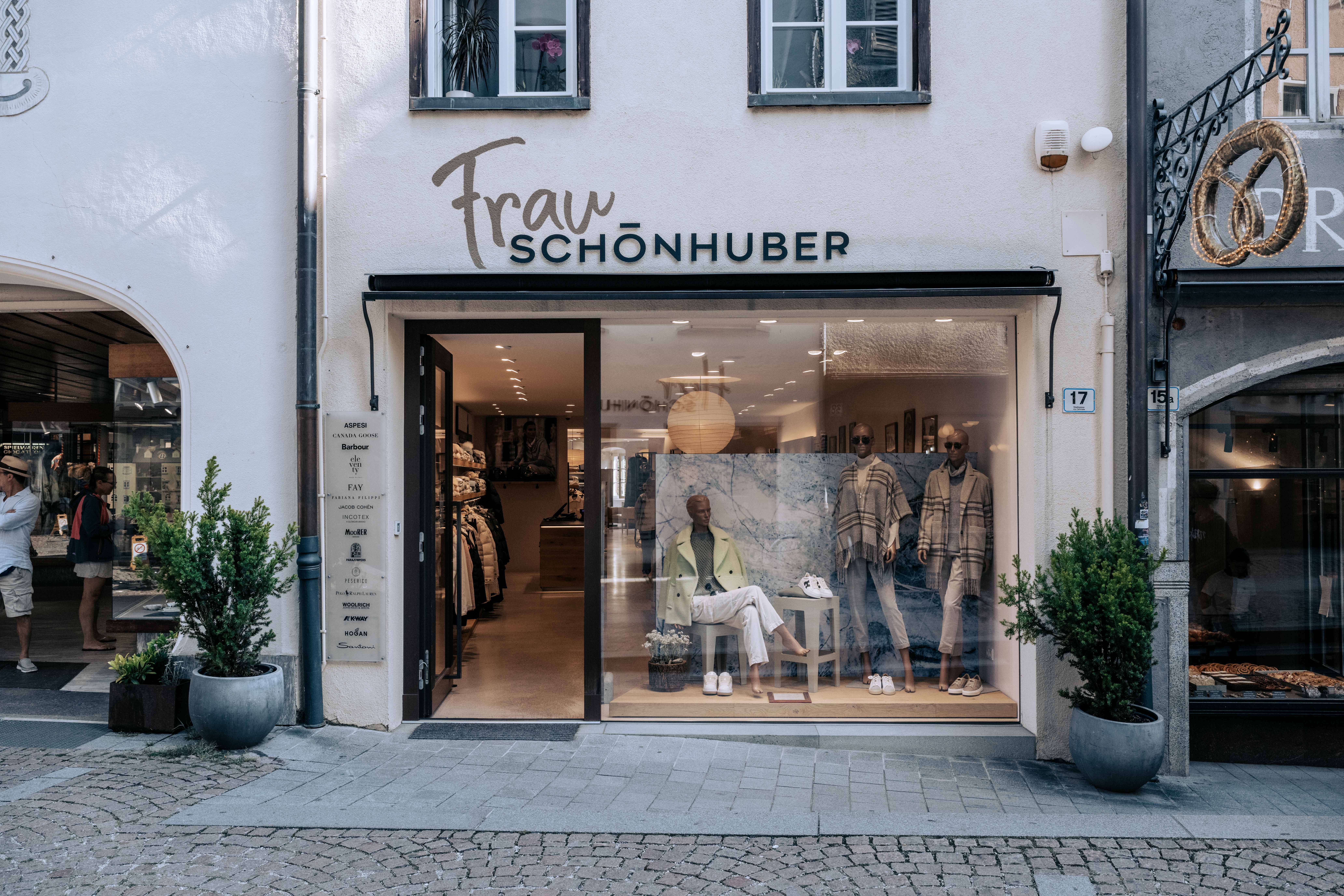 Geschäftsfront von Frau Schönhuber in Bruneck