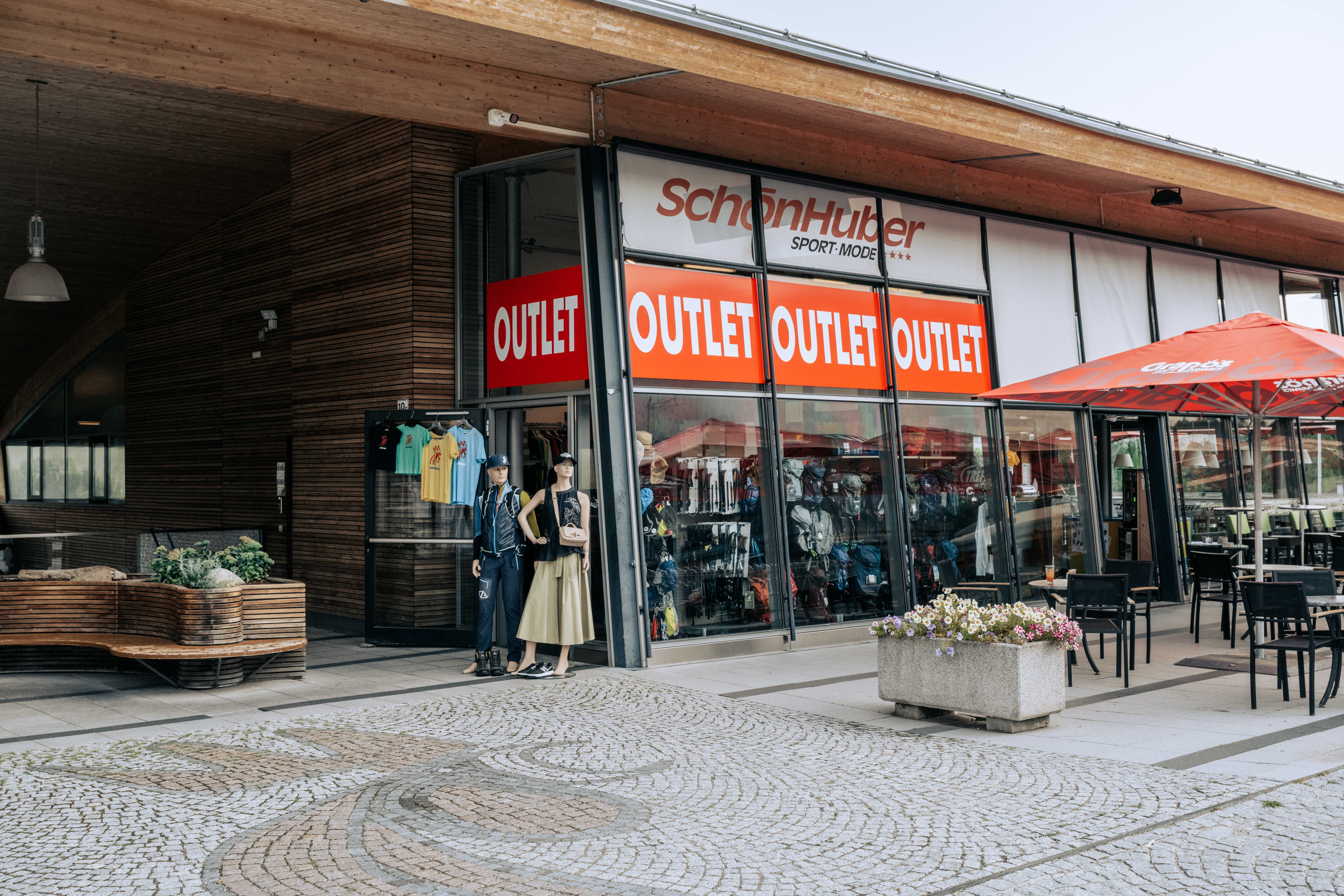 Eingang des Fashion Outlet Schönhuber in Reischach
