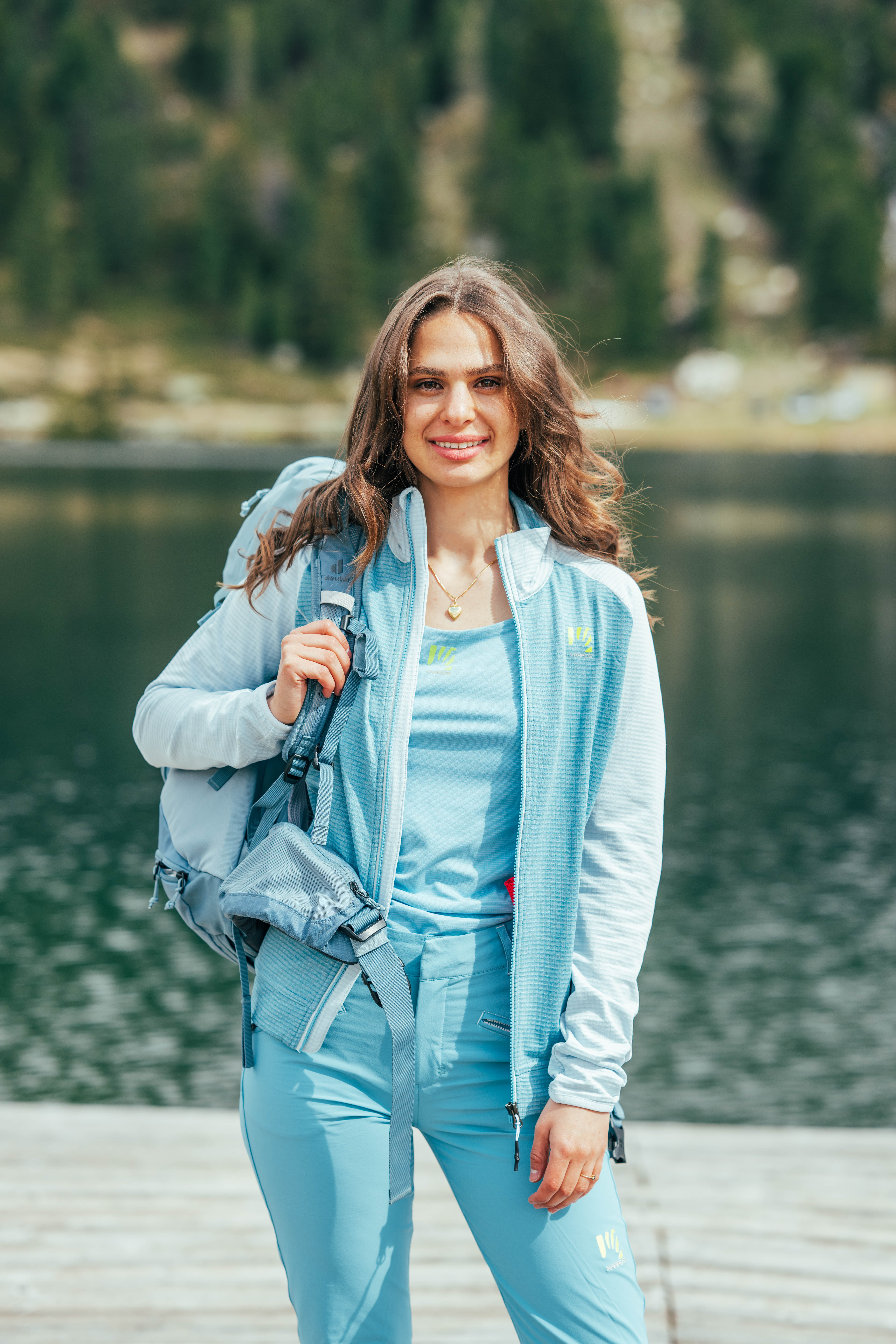 Frau in hellblauem Sportoutfit am See