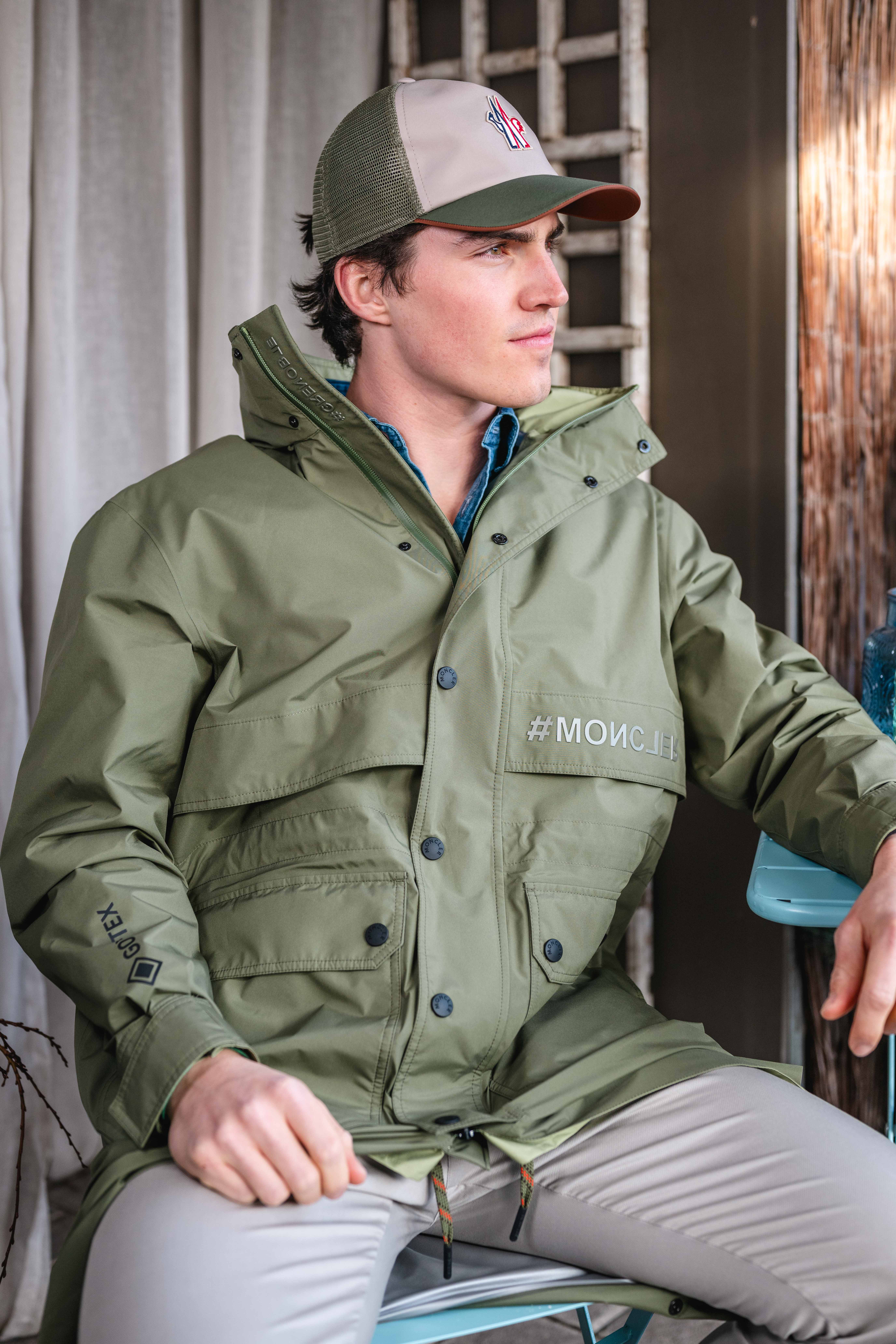 Mann mit olivgrüner Jacke und Kappe