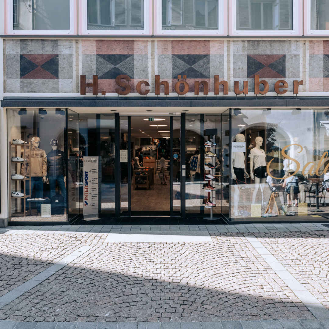 Geschäftsfront von Sport und Herr Schönhuber in der Stadtgasse